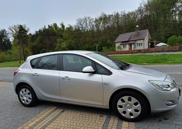 Opel Astra cena 28500 przebieg: 133000, rok produkcji 2010 z Połaniec małe 631